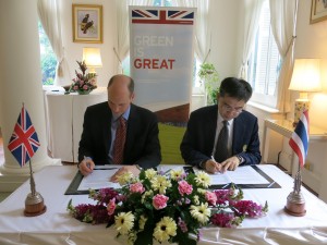 Director of ERI, Prof. Dr. Bundhit Eua-arporn, signed a contract with Mr. Paul Bute, Deputy Head of Mission, the British Embassy Bangkok